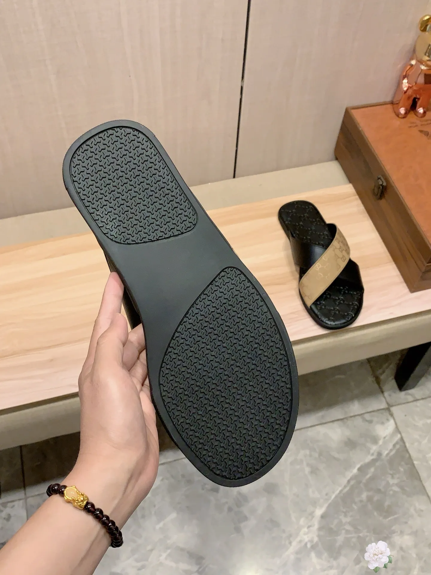 Slippers: New model: Factory price: 260💰💰🎩🎩🔥🔥《 Gucci* 》Series of slippers top purchasing agent🔍🔍Sold at the same time for men, original Italian imported webbing made of selected cowhide, exquisite workmanship,), sole: (super comfortable) original factory special sole, ⚠️exclusive double-layer movable molded sole super comfortable⚠️, real shot🎬the real thing is more beautiful🔍🔍266 regular code 38-44, can be ordered 45.